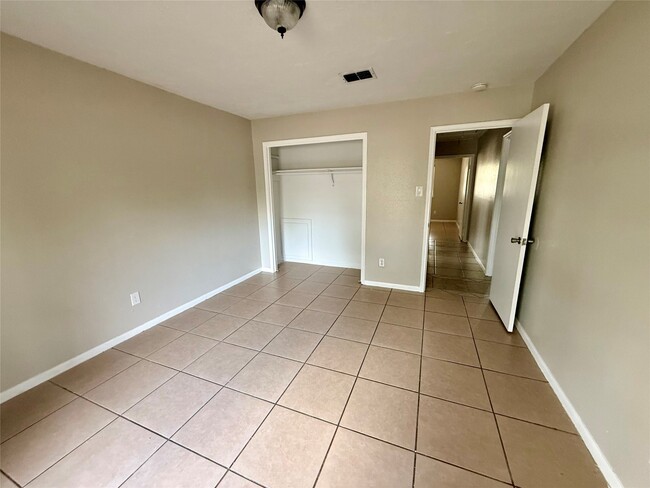 Building Photo - 3211 Hartfield Ln