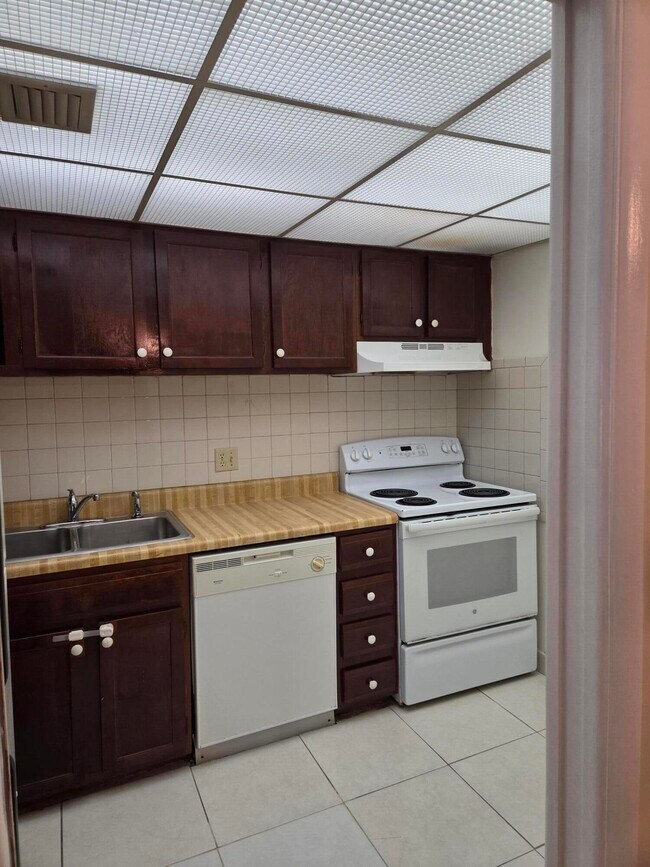 Building Photo - 3750 Inverrary Dr