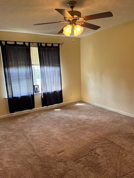Building Photo - 320 Red Elm Ln