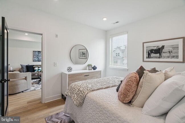 Building Photo - 1419 W Grange Ave