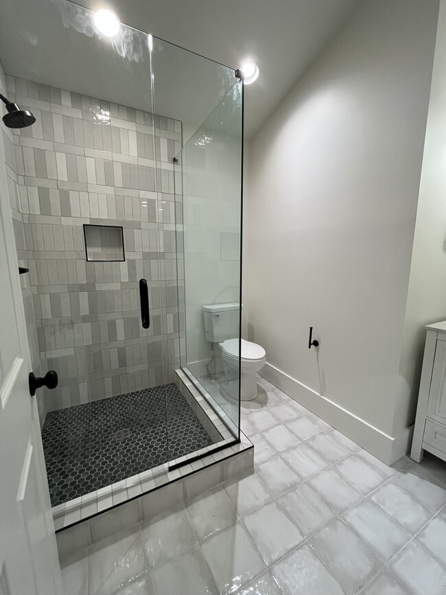 En Suite Bath - 112 W Oldham Ave