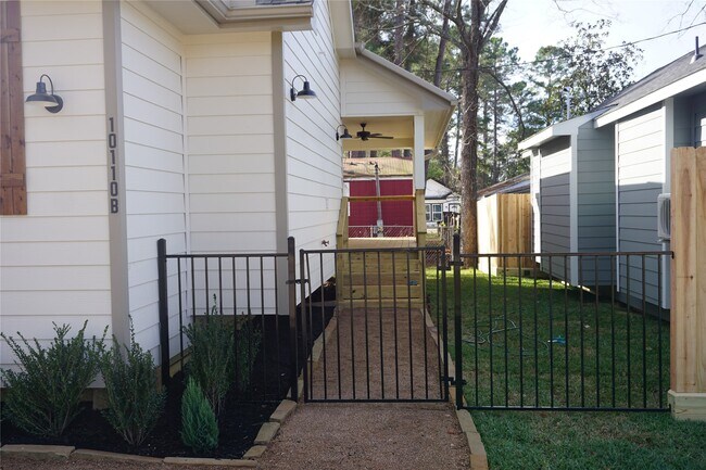 Building Photo - 10110 Barberry St