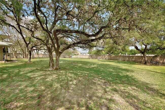 Building Photo - 5320 Balcones Dr