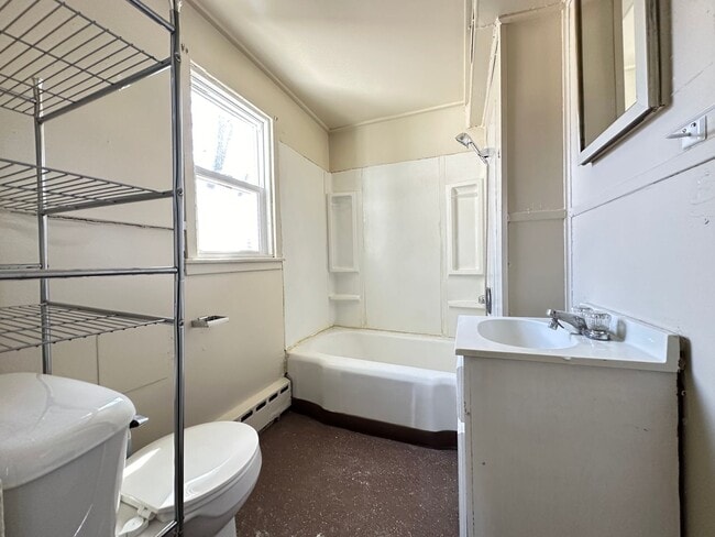 Building Photo - *LEASE SPECIAL* Spacious 3+ bedroom house $795