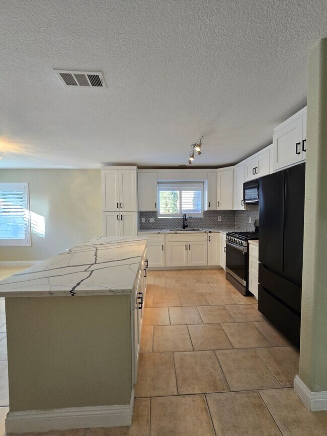 Building Photo - A Fabulous 4 Bedroom Home in Peccole Ranch