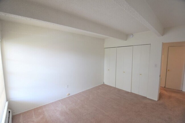 Building Photo - 2 Bedroom Condo Available at The Meadows