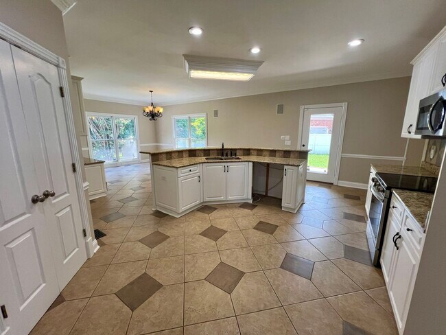 Building Photo - 2903 St Johns Dr