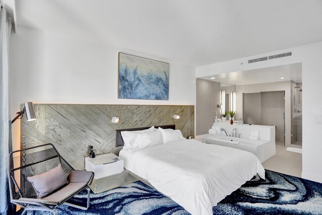 Building Photo - 3101 Bayshore Dr