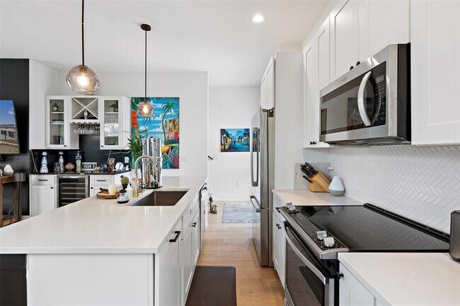 Building Photo - 4800 Vinson Dr