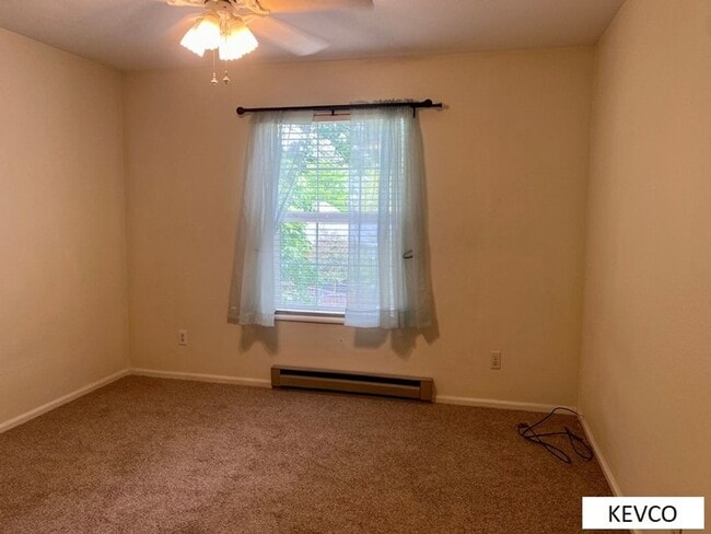 Building Photo - Light & Bright End Unit Townhouse!