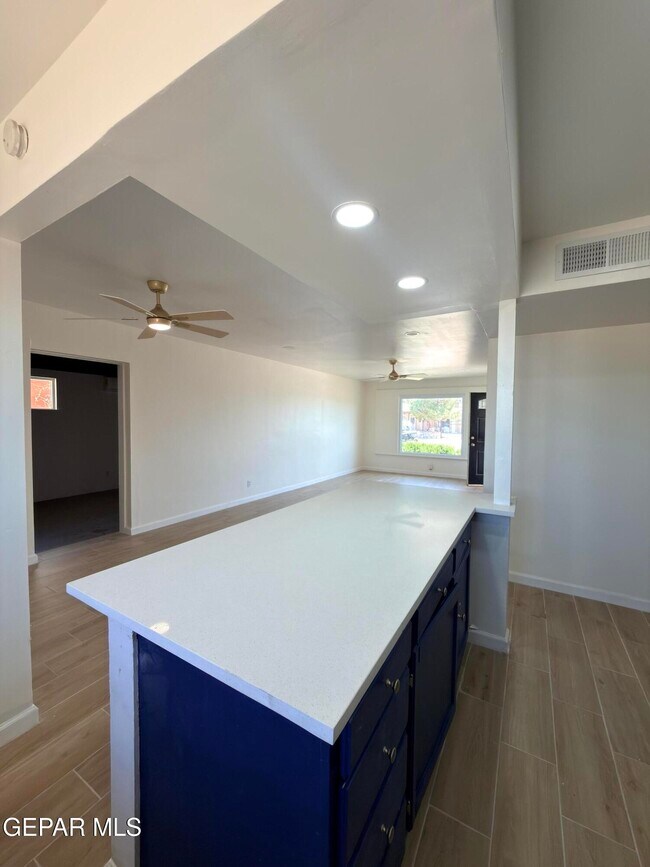 Building Photo - 7605 Parkland Dr