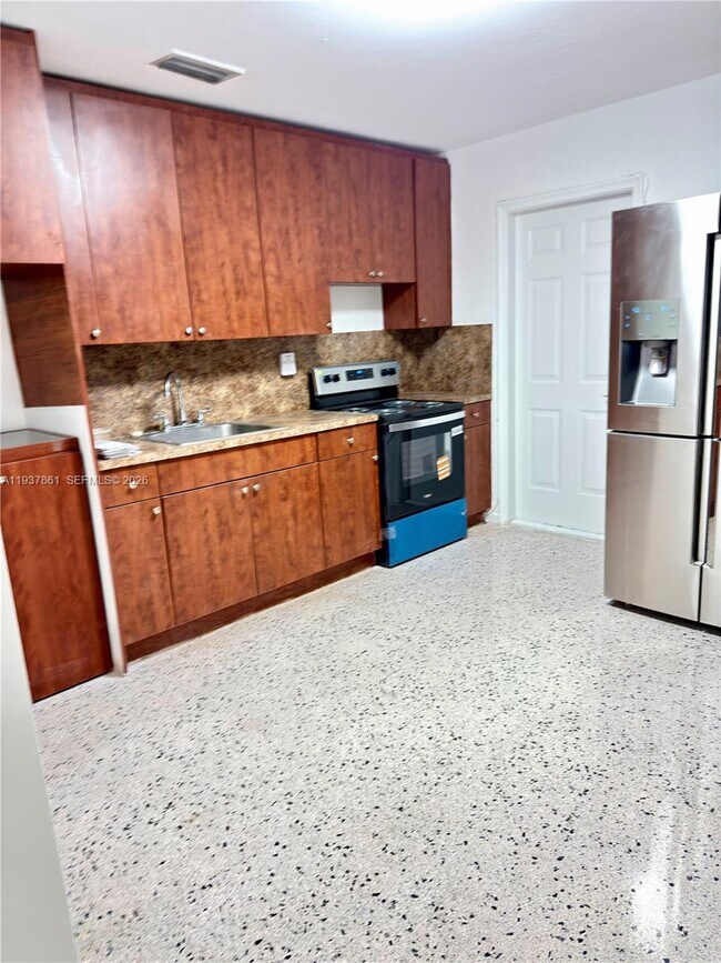 Building Photo - 1141 NW 32nd Ave