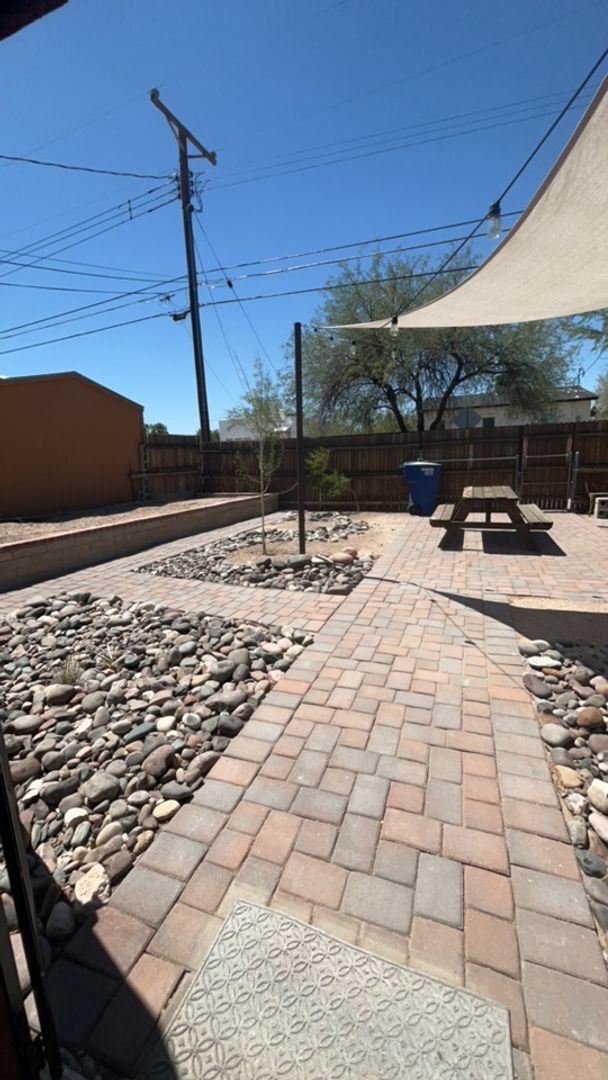 Building Photo - Close to University of Arizona