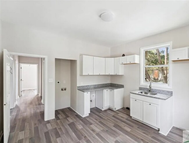 Building Photo - Updated Home in the Heart of Savannah