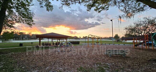 Building Photo - 703 Sunbury Ct