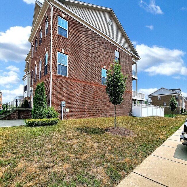 Building Photo - Stately End Unit 3-Level Townhome, 3 Bedro...