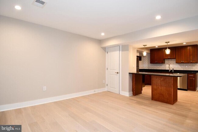 Building Photo - 901 Lawrence St NE