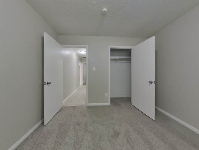 Building Photo - 5603 Rivertree Ln