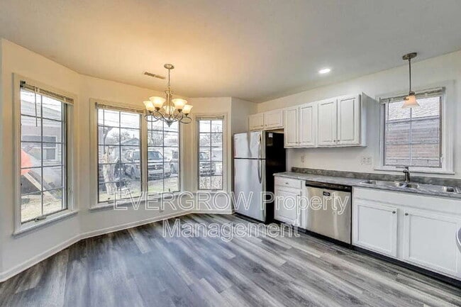 Building Photo - 142 N 7th Ave