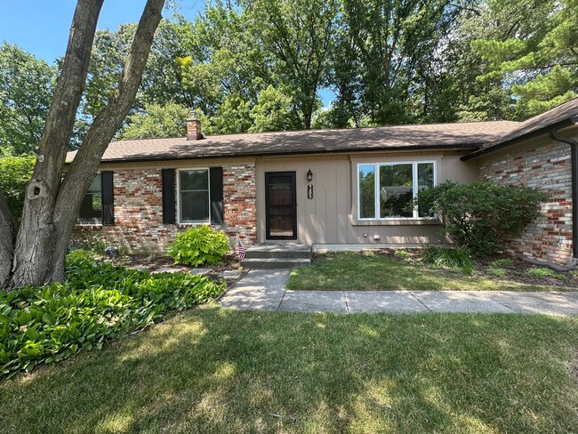 Building Photo - Large 4 bedroom ranch in Forest Hills