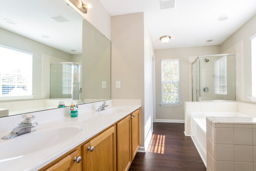 Building Photo - 4521 Hyperion Ct