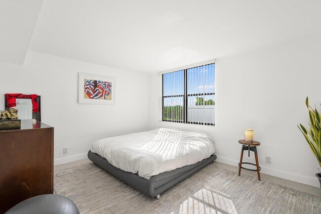 Building Photo - 111 Lake Emerald Dr