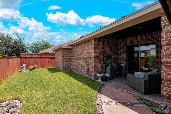 Building Photo - 28 Sycamore Ave