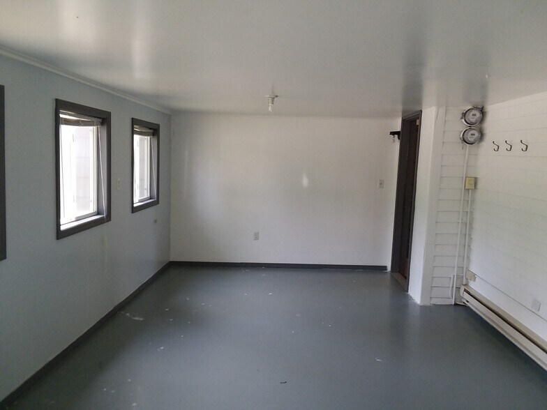 Entryway/ Four Seasons Room - 221 Bridge St