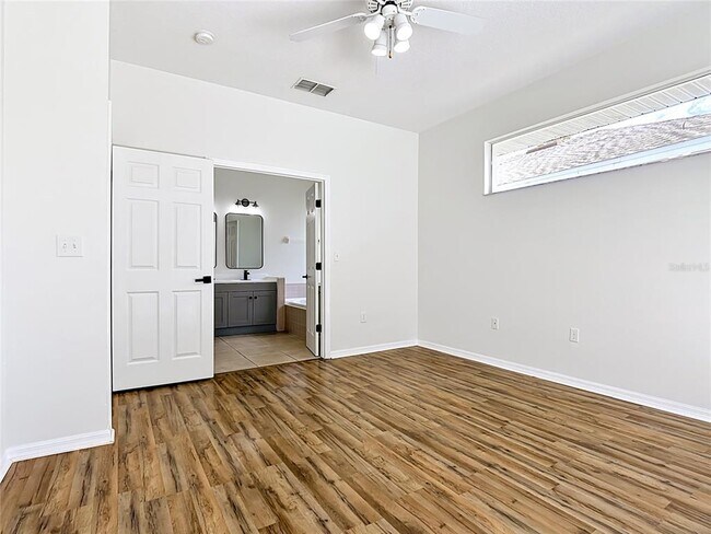 Building Photo - 2944 Sunset Vista Blvd