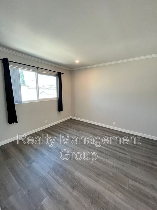 Building Photo - 4143 Van Dyke Ave