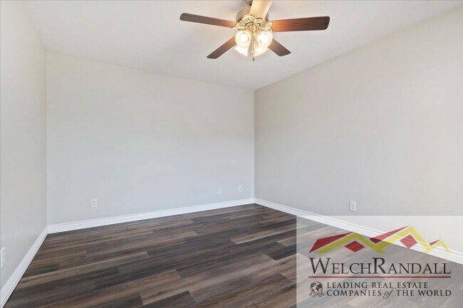 Building Photo - Stylish 3-Bed, 2-Bath Condo in the Heart o...