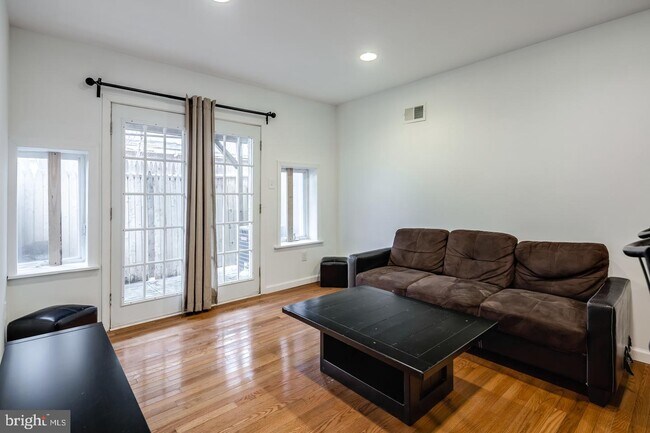 Building Photo - 1739 Annin St