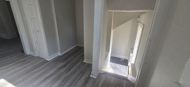 Building Photo - 915 W Main St