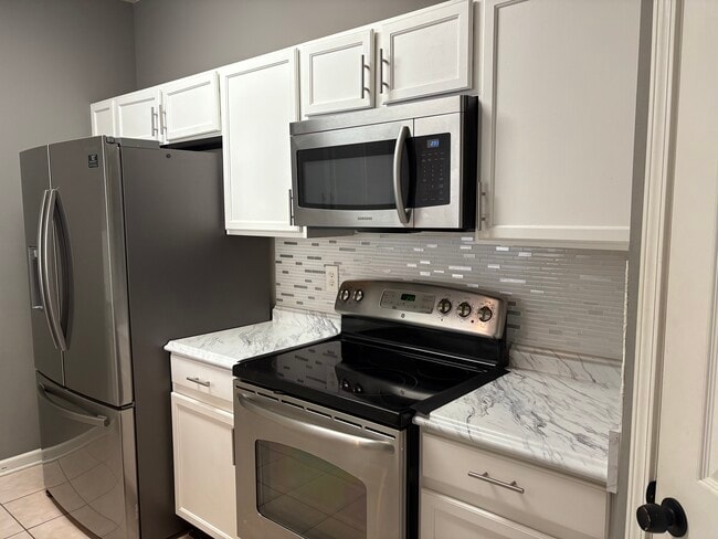 Building Photo - 10550 Baymeadows Rd