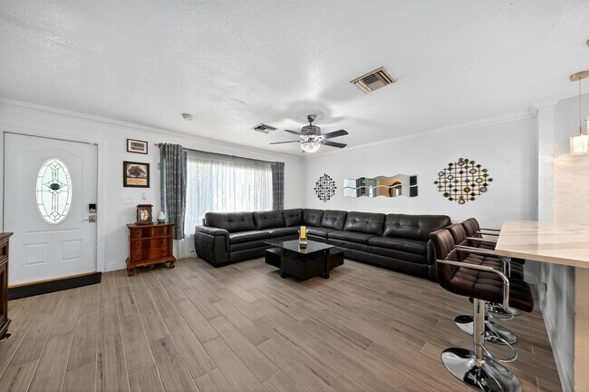 Building Photo - 407 Highwood Cir