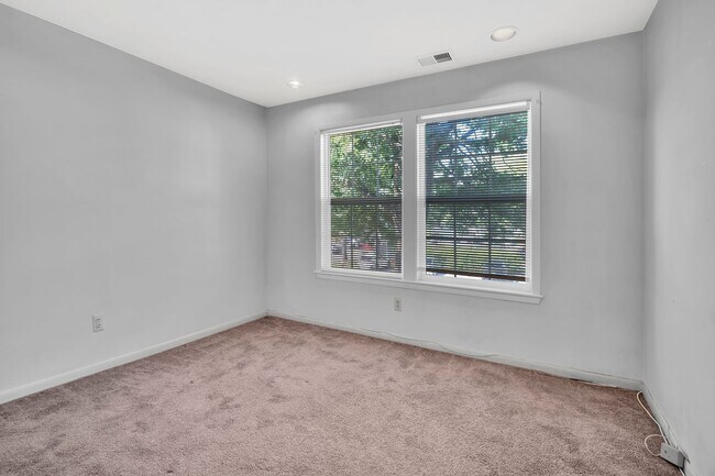 Building Photo - 302 Trinity Ct