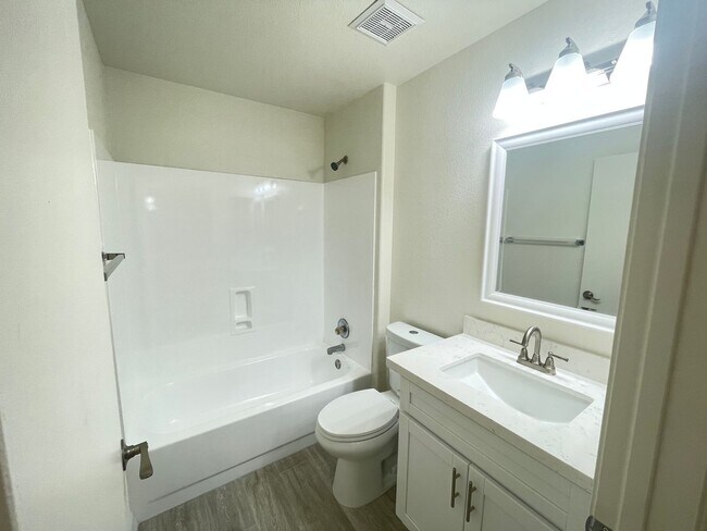 Building Photo - 1113 W Sparrow Dr