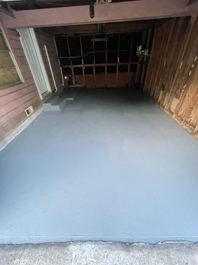 Building Photo - Newly Renovate 4 bedroom 2 bath Home in Li...