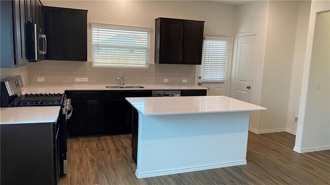 Building Photo - 340 Escondido Cir