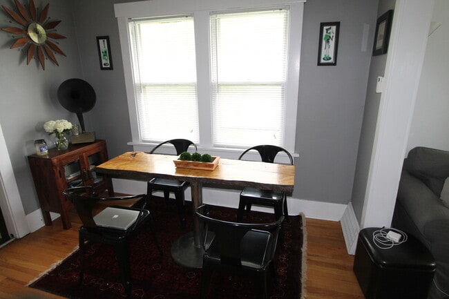 Building Photo - Beautiful 2-bedroom Charmer in Aksarben