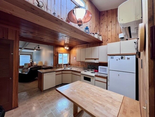 Building Photo - Fully Furnished Short Term Rental Right on...
