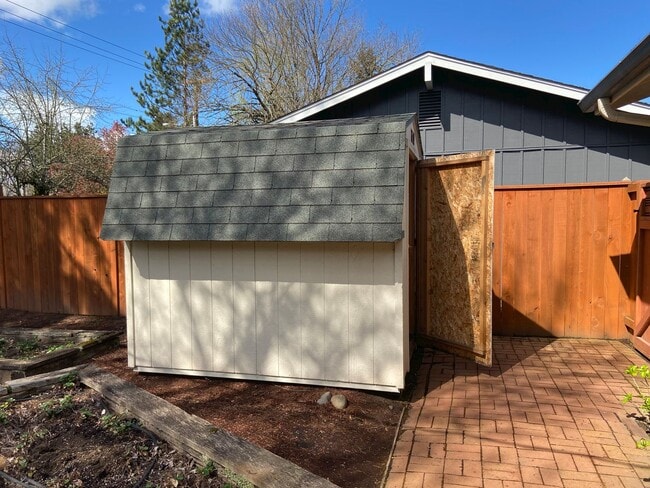 Building Photo - DECEMBER RENT FREE!