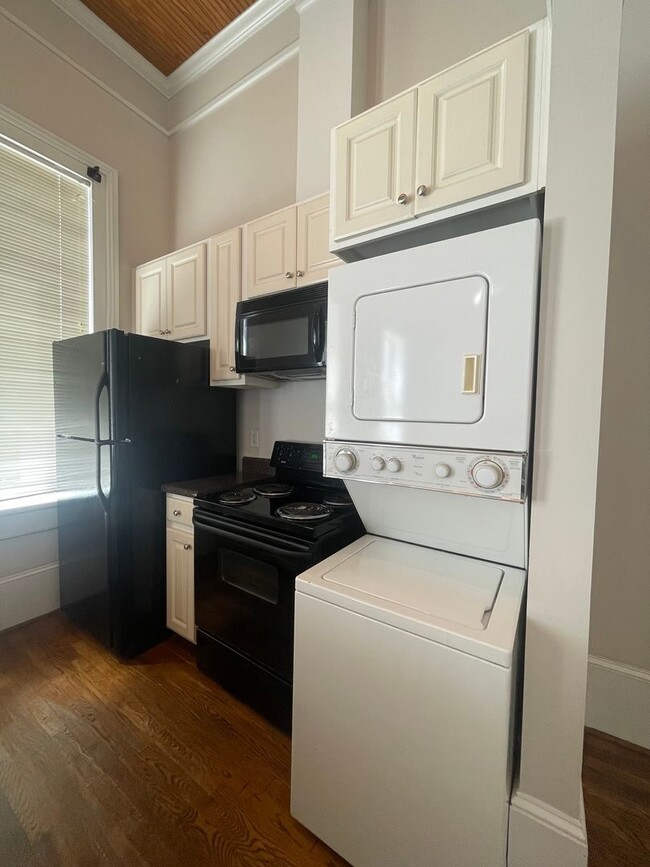 Building Photo - Charming Two Bedroom Apartment Downtown/Mo...