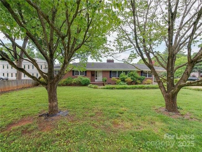 Building Photo - 1422 Holmes Dr