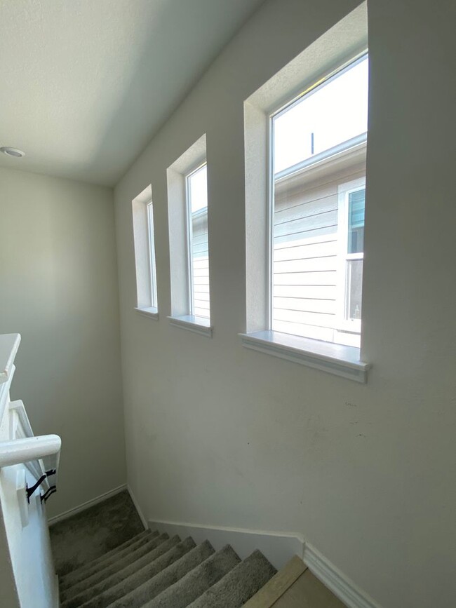 Building Photo - Move in Ready 3 BD/2.5 BA with a Garage Mi...