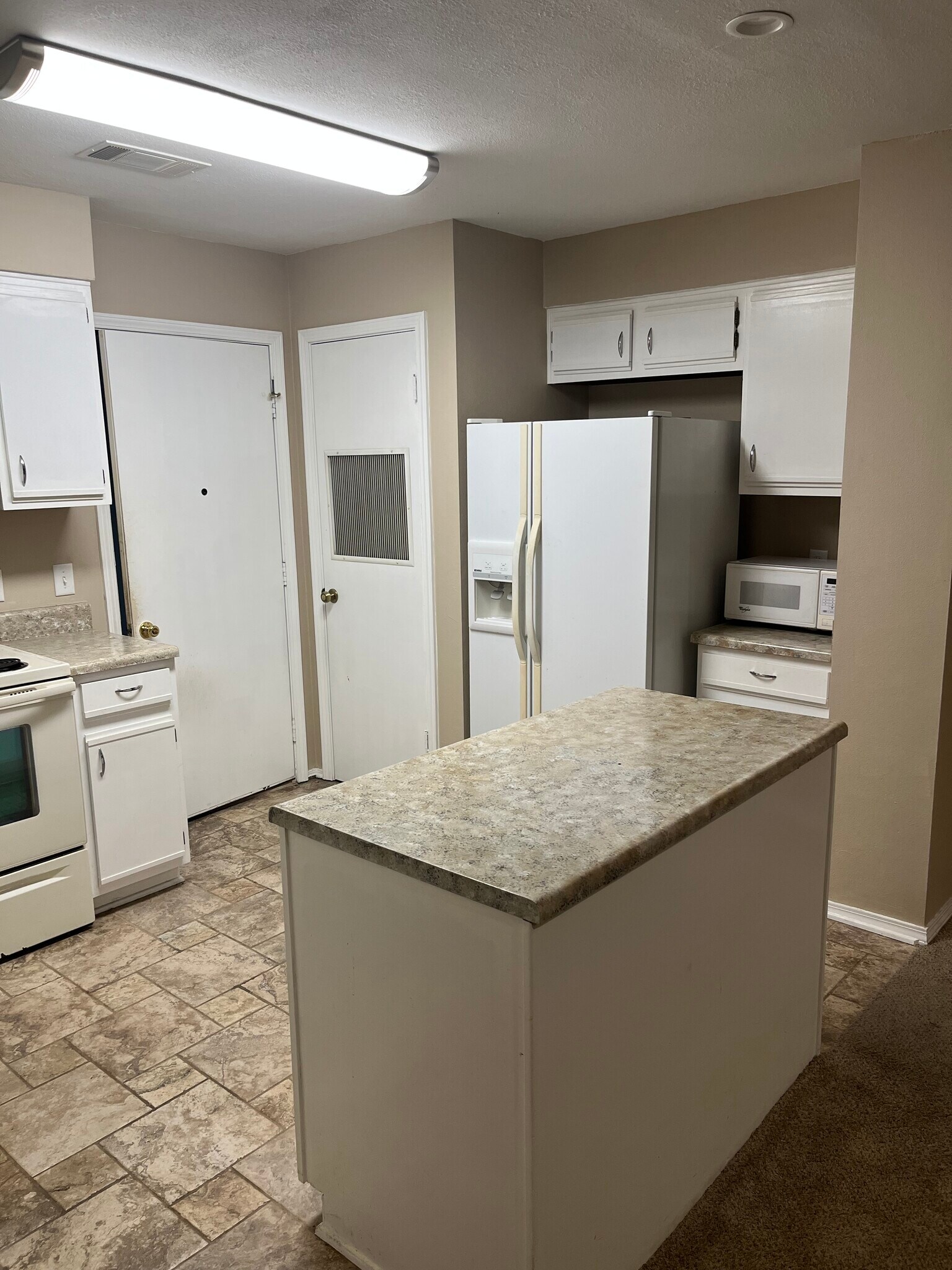 Kitchen - 5001 Grande Dr