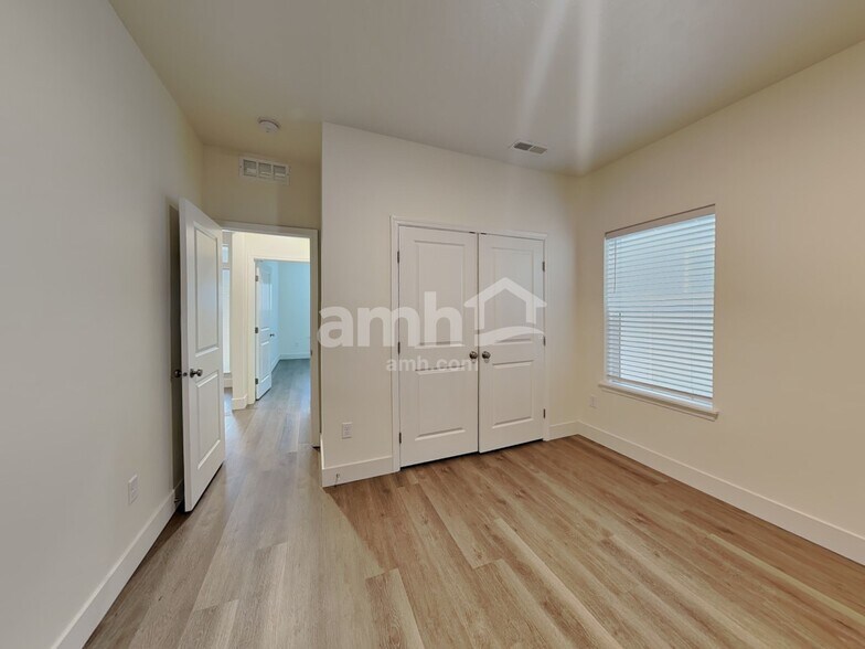 Building Photo - 302 E Sicily Dr