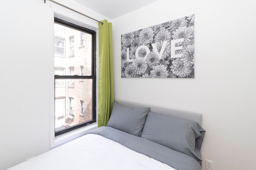 Building Photo - 334 E 96th St