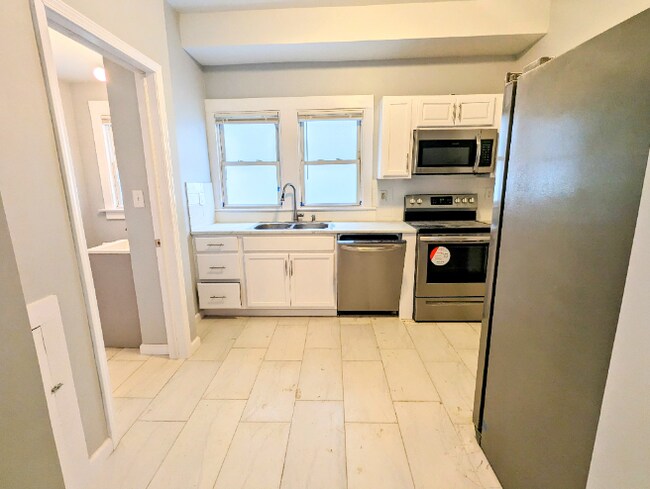 Building Photo - !! MOVE IN SPECIAL: $300 OFF on 1st Month'...