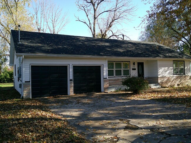 Building Photo - 4 Bed 2 Bath 2 Car Garage 1/2 off 1st Mont...